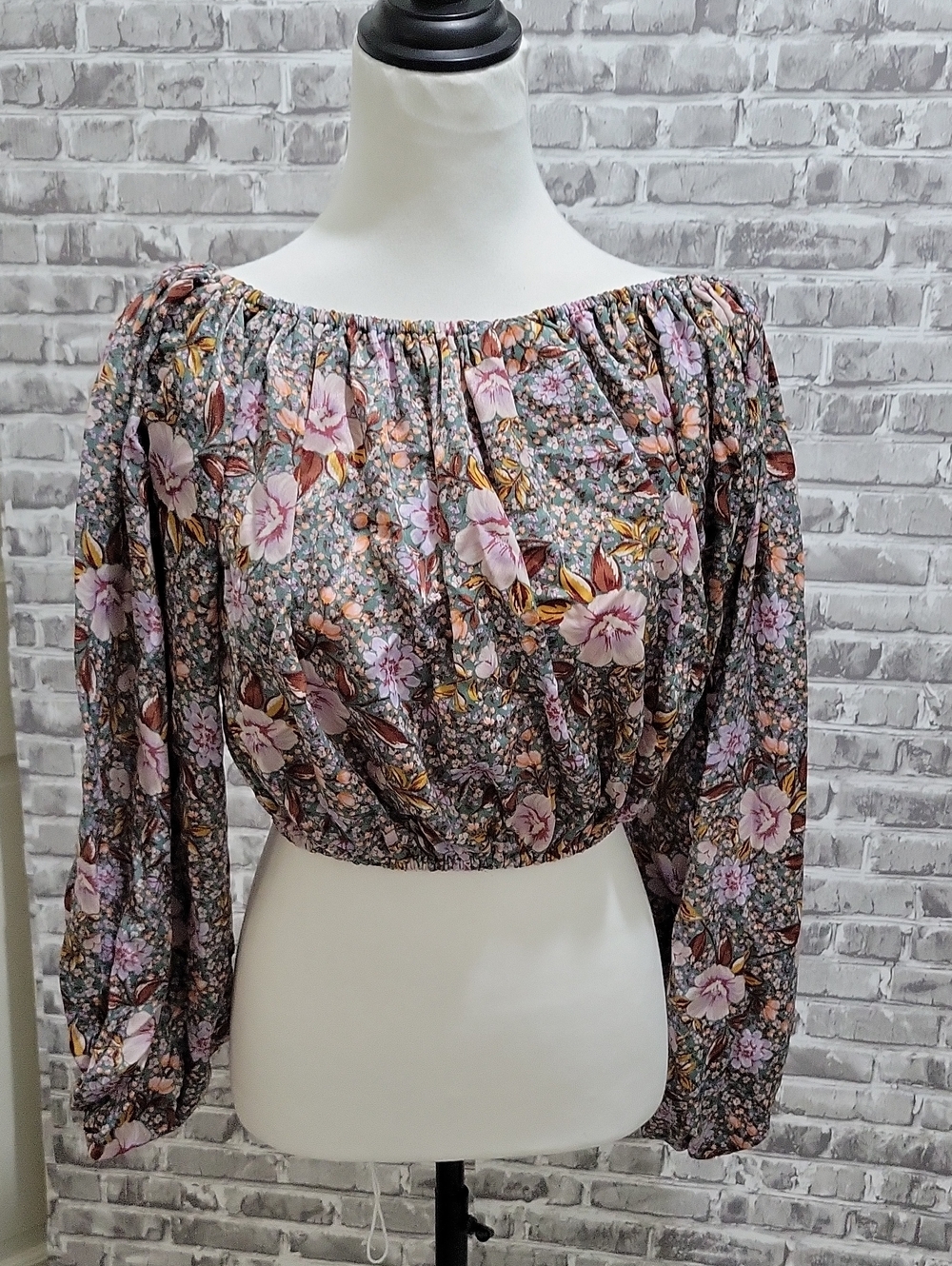 Willow & Root Floral Off-Shoulder Elastic Neck, Hem Cropped Top Mauve/ Pink M/L